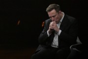 六爻简单特斯拉股价收涨超3%：特朗普无意沟通，马斯克父亲劝儿子低头